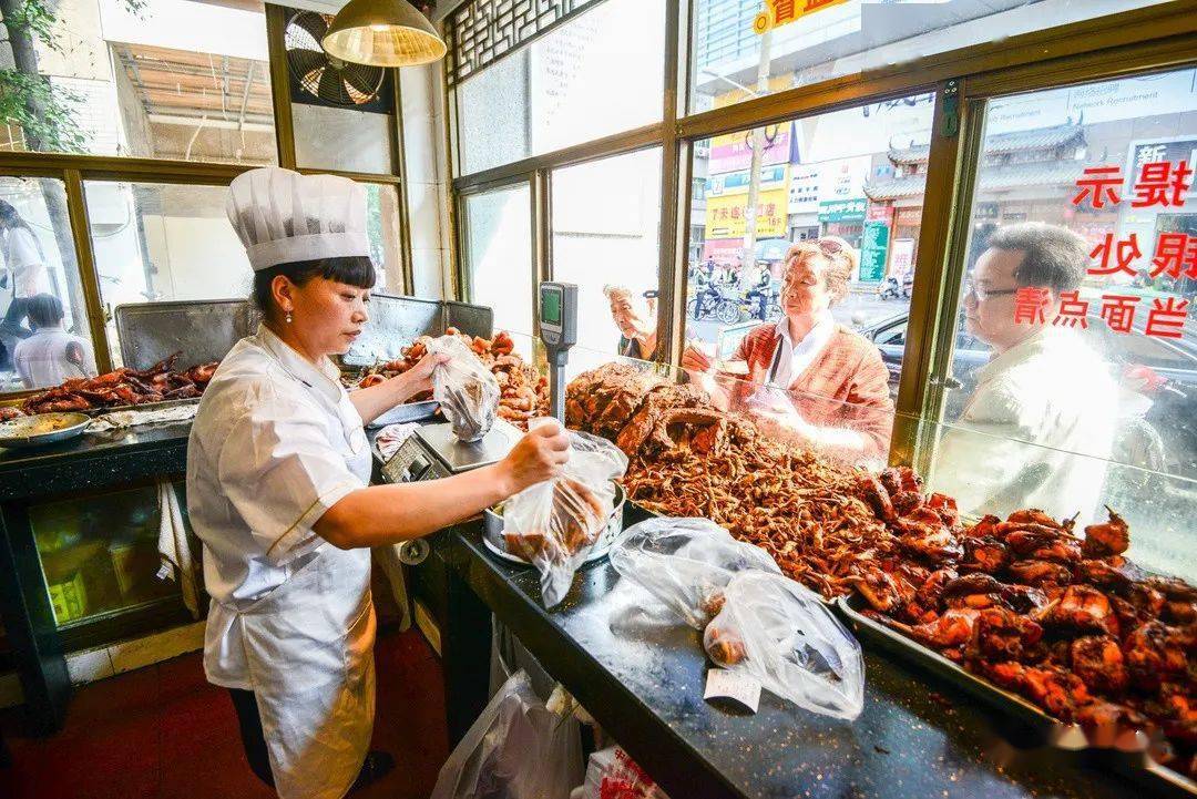 探秘哈尔滨小巷深处的特色美食店，伙食饭阿姨传奇之旅