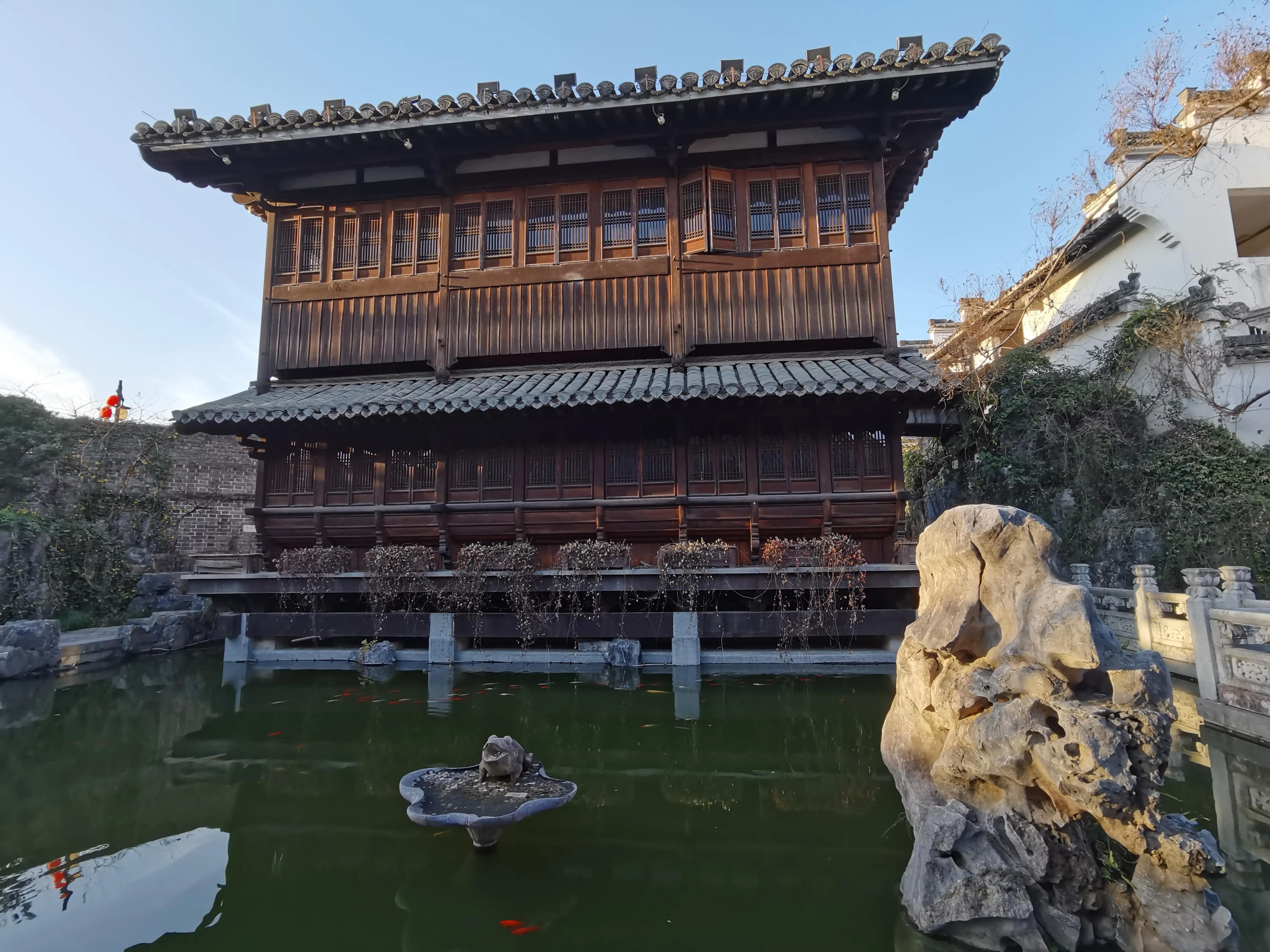 拥抱自然美景的治愈之旅，女吧最新潮流引领风尚