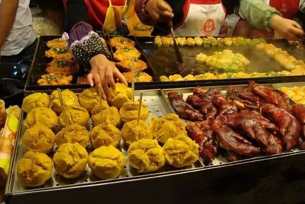 福州街头小吃奇缘，味蕾与友情的交织温情