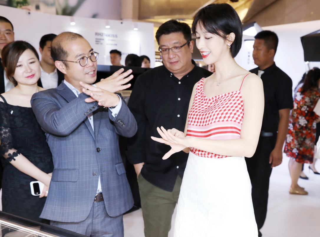 最新女演员引领心灵探索之旅，自然美景与艺术之心的交汇点