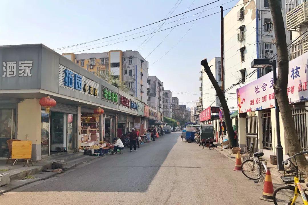 国足比赛风采与小巷深处的足球文化小店