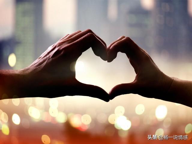 电视塔下的油漆情缘，友情与陪伴的温馨篇章