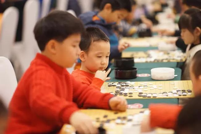 电脑围棋大赛，棋逢对手，情感交织