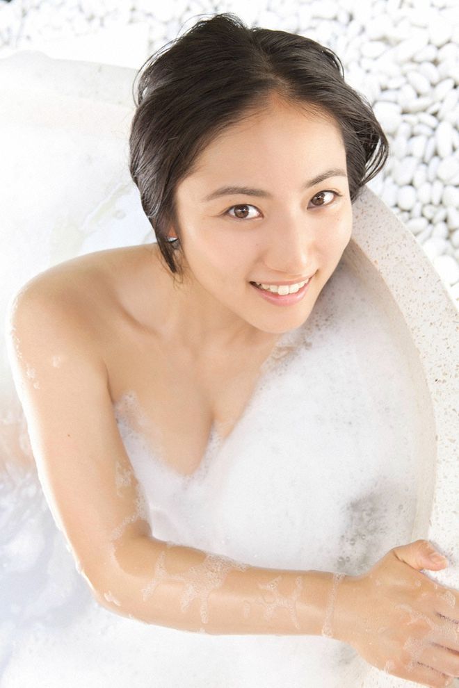 入江纱绫浴室写真集引发的公众观点与道德伦理探讨风波