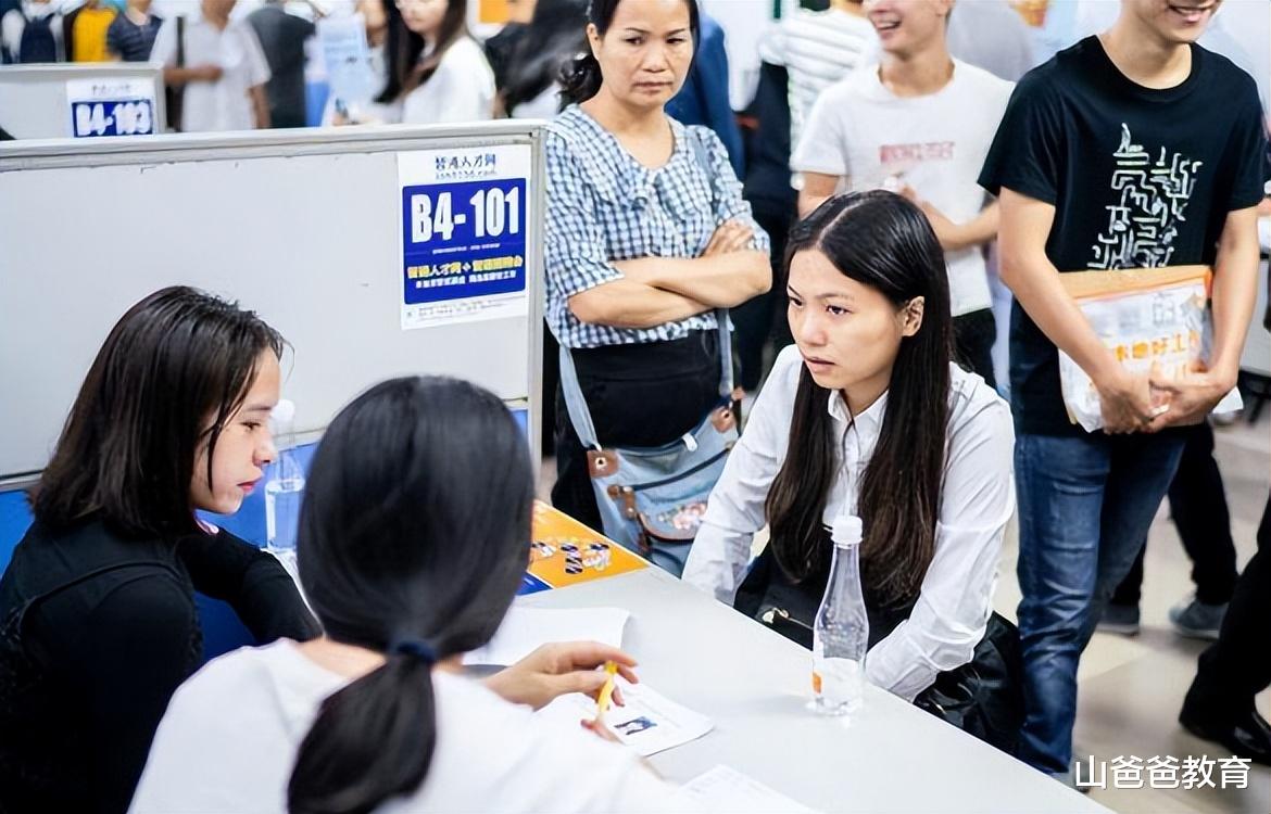 大学生校招面试遭遇秒拒，如何巧妙询问HR并找到自我提升的方向