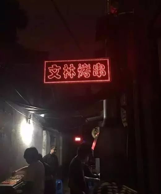 巷弄深处的直播之旅，特色直播间与隐藏小店的奇妙探索